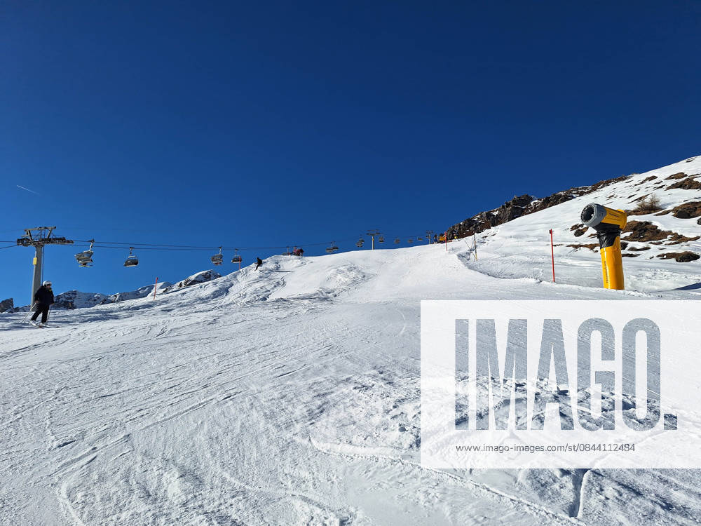Arosa, Lenzerheide Themenbild - Schneemangel in den Alpen, Skifahren, Skifahrer auf Skipisten in der Alpenregion Arosa und Lenzerheide in Graubünden, Schweiz Themenbild - Schneemangel in den Alpen, Skifahren, Skifahrer auf Skipisten in der Alpenregion Arosa und Lenzerheide in Graubünden, Schweiz Schneemangel in den Alpen, Skifahren, Alpinski auf breiten Skipisten, Skiabfahrten in Arosa und Lenzerheide. Auf dem Bild Skifahrer, weisse Berge Gondeln der Bergbahn mit Weitblick in die Alpenregion Symbolbild, Themenbild, Featurebild