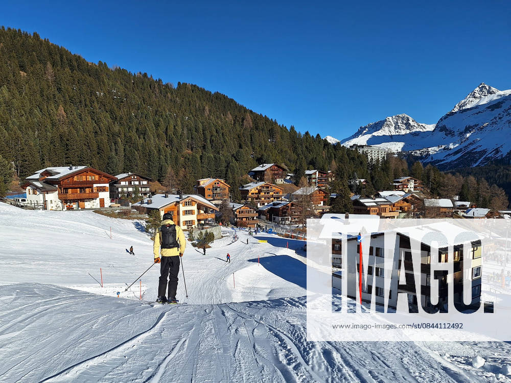 Arosa, Lenzerheide Themenbild - Schneemangel in den Alpen, Skifahren, Skifahrer auf Skipisten in der Alpenregion Arosa und Lenzerheide in Graubünden, Schweiz Themenbild - Schneemangel in den Alpen, Skifahren, Skifahrer auf Skipisten in der Alpenregion Arosa und Lenzerheide in Graubünden, Schweiz Schneemangel in den Alpen, Skifahren, Alpinski auf breiten Skipisten, Skiabfahrten in Arosa und Lenzerheide. Auf dem Bild Skifahrer, weisse Berge Gondeln der Bergbahn mit Weitblick in die Alpenregion Symbolbild, Themenbild, Featurebild