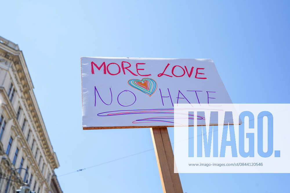 Archiv: Vienna Pride 2025, Wien, Pride-Demonstration, Protestplakat, handgemaltes Plakat, politische Botschaft, LGBTQIA+, Gleichberechtigung, Akzeptanz, Toleranz, Vielfalt, Liebe statt Hass, Antidiskriminierung, Solidarität, Menschenrechte, ziviler Protest, Aktivismus, queere Community, Pride-Symbole, Herzsymbol, Regenbogenfarben, friedlicher Protest, öffentliche Meinungsäußerung, Innenstadt, urbaner Raum, Tageslicht, blauer Himmel, Demonstrationsschild auf Holzstab, klare Botschaft, gesellschaftlicher Zusammenhalt, Plakattext: MORE LOVE NO HATE, englischer Slogan, Anti-Hass-Botschaft