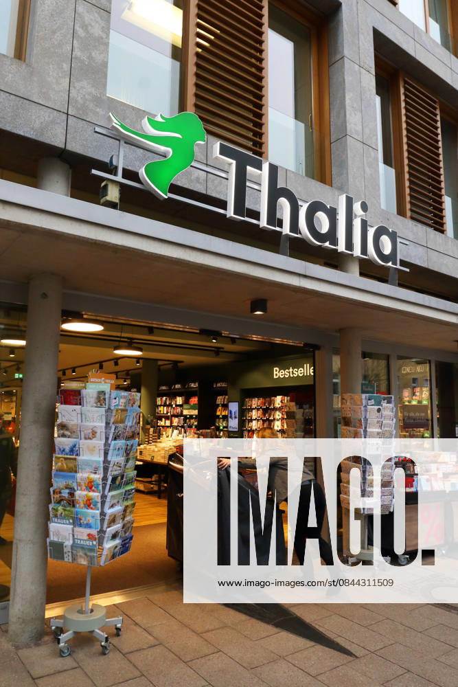 Logo und Schriftzug über dem Eingang einer Verkaufsfiliale - 05.12.2025, Fulda, Deutschland, GER, DEU - Deutschlands größter Buchhändler Thalia mit einer Verkaufsfiliale im Bereich der Fuldaer Innenstadt in der Fußgängerzone. Thalia ist Deutschlands größter Sortimentsbuchhändler. Thalia ist Mitbegründer des tolino-E-Readers. Thalia verbindet traditionellen Buchhandel mit innovativen digitalen Services.