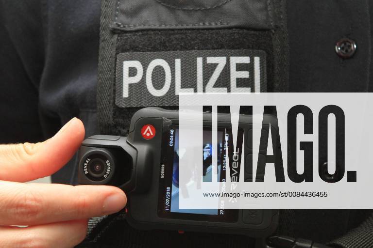 Vor - Ort - Pressetermin am Mittwoch (11.07.2018) im Polizeihauptrevier Anklam (Vorpommern Greifswald) zur Vorstellung von Bodycams bei der Polizei des Landes Mecklenburg Vorpommern. Das Land möchte künftig seine Polizisten mit sogenannten Körperkameras ausstatten. Dazu wurde, angelegt auf ein Jahr, im Verlauf des Tages durch den Innenminister des Landes MV Lorenz Caffier ein Pilotprojekt gestartet. Bei diesem testen drei unterschiedliche Dienststellen drei Modelle von unterschiedlichen Herstellern. Zum Abschluss der Testphase wird dann entschieden welcher Typ für die Landespolizei dauerhaft angeschafft wird.