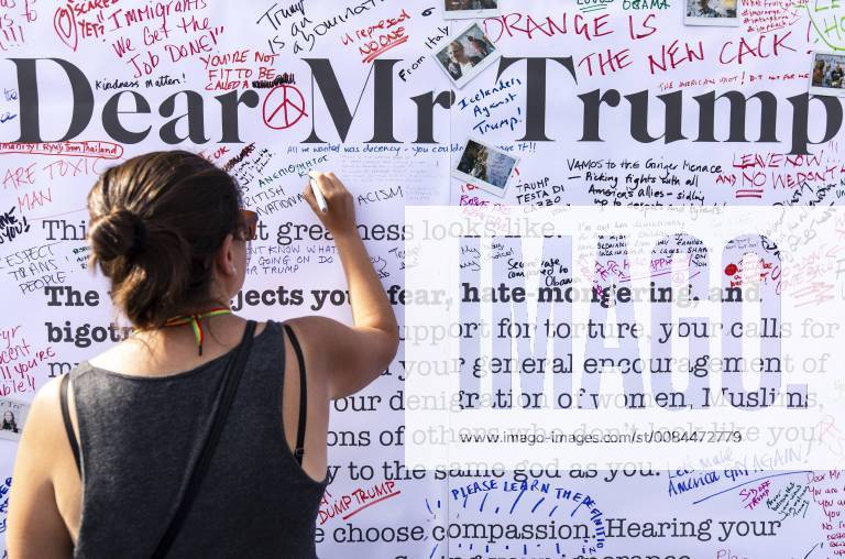 London, London, UK - London, UK. People leave messages for Donald Trump alongside an open letter from Avaaz as thousands of protesters march through central London against the President of the United States of America Donald Trump s visit to the United Kingdom. London UK - ZUMAl94_ 20180713_zaf_l94_152