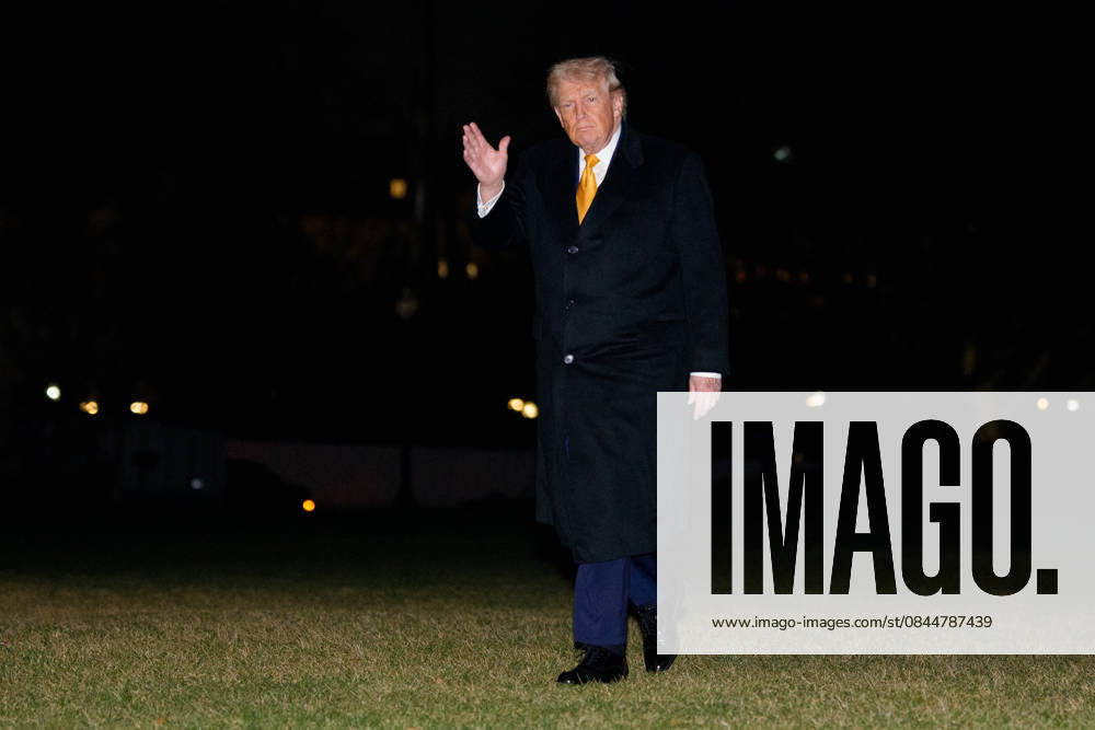 Donald Trump Returns to White House United States President Donald J Trump returns to the White House in Washington, DC, USA, on Sunday, January 4, 2026. Credit: Aaron Schwartz Pool via CNP Washington District of Columbia United States