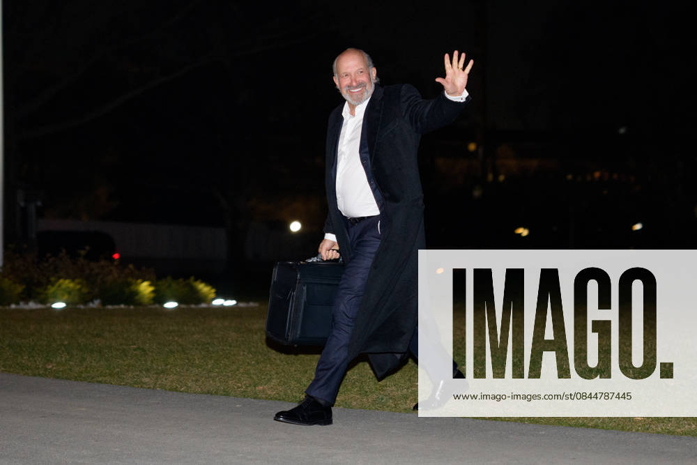 Donald Trump Returns to White House United States Secretary of Commerce Howard Lutnick waves as he arrives at the White House in Washington, DC, USA, on Sunday, January 4, 2026. Credit: Aaron Schwartz Pool via CNP Washington District of Columbia United States