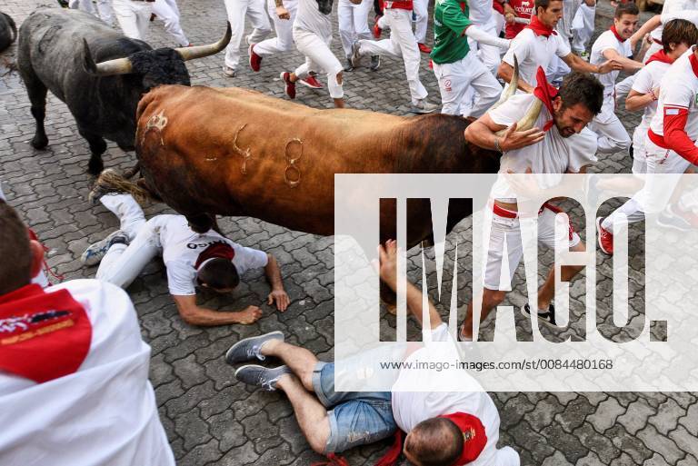 Several runners are chased by some bulls during the eight and last bullrun of 2018 Sanfermines festival, in Pamplona, Spain, 14 July 2018. Last bullrun of 2018 Sanfermines festival !ACHTUNG: NUR REDAKTIONELLE NUTZUNG!