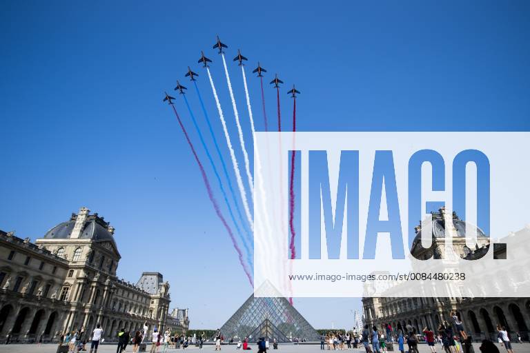 Defile arien au dessus de la Pyramide du Louvre Patrouille de France NEWS : Defile du 14 Juillet - Paris - 14 07 2018 JBAutissier Panoramic