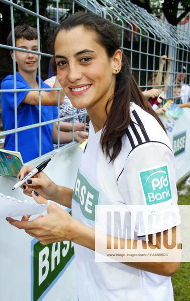 Benefiz-Fussballspiel in Hannover Filiz Koc at the charity soccer match Best of Mertesacker & PocherâÂÄ vs Friends of Robert Enke at Rudolf-Kalweit-Stadion., Hannover, Germany WENN 9386803