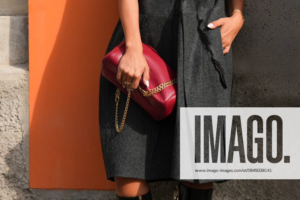 Mailand, Italien - 25. September 2025: Frau trägt rote Prada Tumulte Nappaleder Tasche. Mode Outfit Handtasche Details, Street Style Look Milan, Italy - September, 25, 2025: woman wears red Prada Tumulte nappa leather bag. Fashion outfit handbag details, street style look accessory (License=RM)