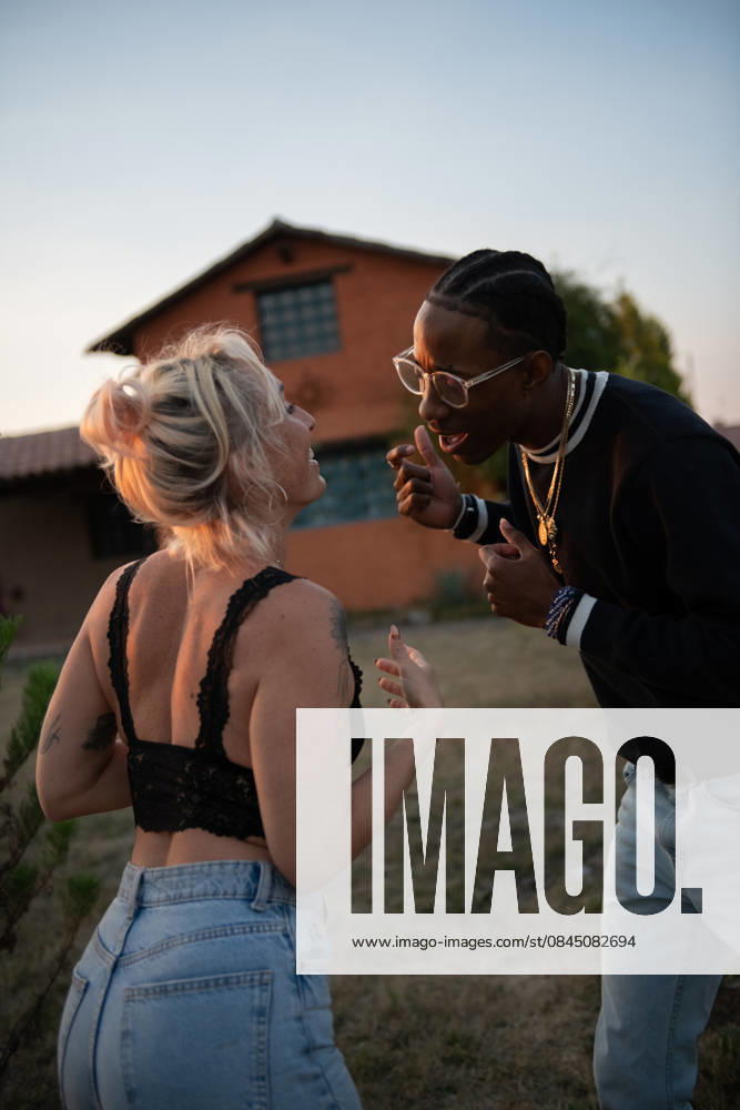Young smiling couple dancing together outside at sunset San Miguel de Allende, Guanajuato, Mexico CR_WDJM260106-1933796-01 ,model released, Symbolfoto