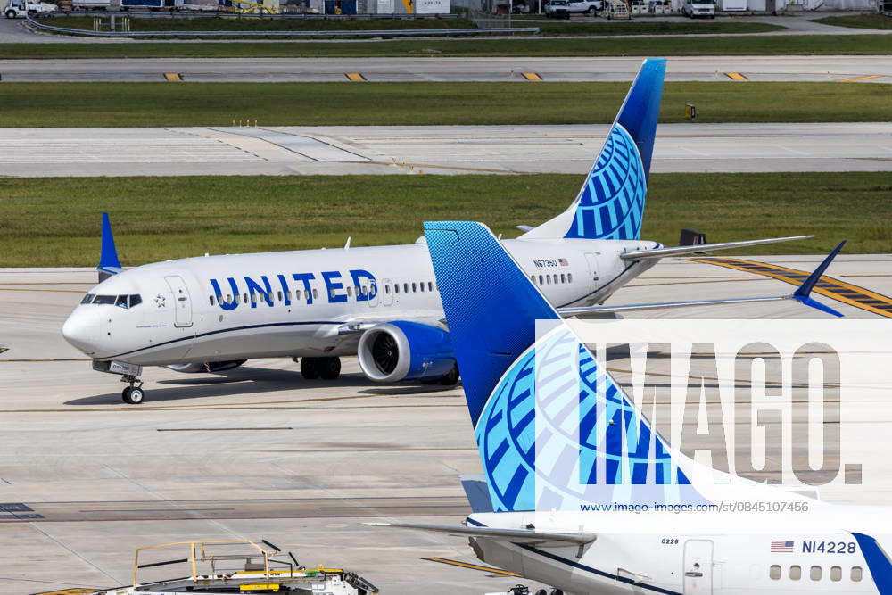 United Airlines Boeing 737 MAX 8 Flugzeug Flughafen Fort Lauderdale in den Vereinigten Staaten Fort Lauderdale, Vereinigte Staaten - 5. November 2025: Ein Boeing 737 MAX 8 Flugzeug der United Airlines mit dem Kennzeichen N67350 auf dem Flughafen Fort Lauderdale, Vereinigte Staaten.