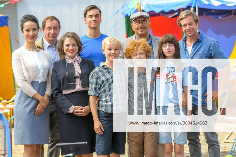 Stephanie Stumpf , Thorsten Merten (Lehrer Flickendorf), Katharina Thalbach (Schuldirektorin), Louis Held (Sportlehrer), Tilman Döbler (Alfons Zitterbacke), Wolfgang Stumph (Opa Klausner), Leopold Ferdinand Schill, Lisa Moell und Tobias Krell (Checker Tobi) bei Dreharbeiten zur Kinofilmproduktion Alfons Zitterbacke - Der Kinofilm produziert von X Filme und MDR u.a. im Luftfahrt- und Technikmuseumspark Merseburg Merseburg 17.07.2018 Foto: Holger John, Merseburg Sachsen-Anhalt Deutschland