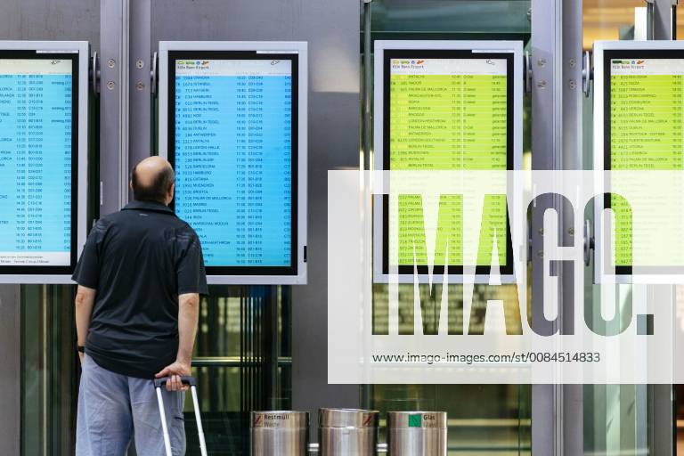 Infotafeln für Abflug und Ankunft am Flughafen Köln Bonn. Köln, 16.07.218