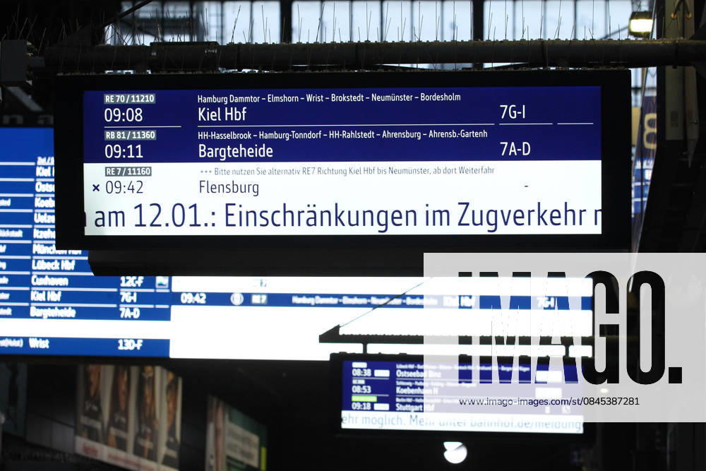 Auf einem Zugzielanzeiger im Hauptbahnhof Hamburg wird am Montagmorgen auf mögliche witterungsbedingte Einschränkungen im Zugverkehr hingewiesen. St. Georg Hamburg