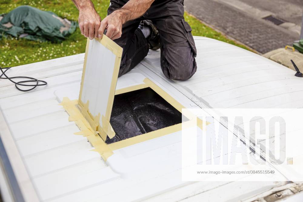 Umbau eines Camper Jumper Van zum Selbermachen. Neues Fenster draußen Schneiden mit einer elektrischen Stichsäge. Vorbereitung für die Installation eines Dachfensters DIY Camper Jumper van conversion. new window outside. cutting with an electric jigsaw. preparation for installing a top window