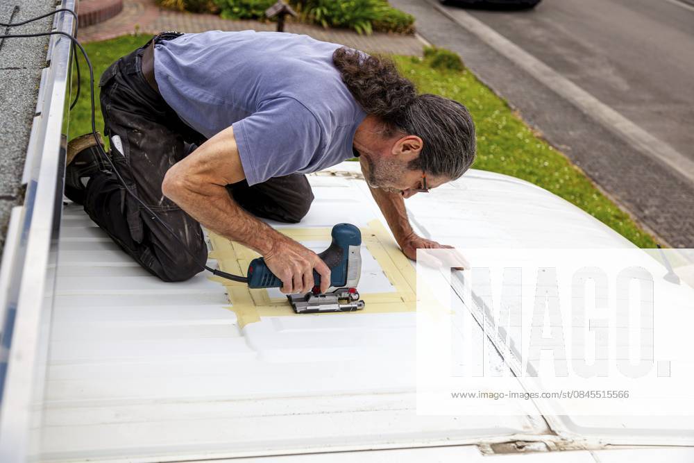 Umbau eines Camper Jumper Van zum Selbermachen. Neues Fenster draußen Schneiden mit einer elektrischen Stichsäge. Vorbereitung für die Installation eines Dachfensters DIY Camper Jumper van conversion. new window outside. cutting with an electric jigsaw. preparation for installing a top window