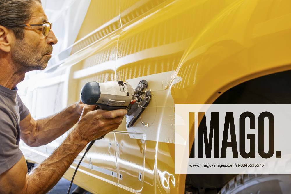 Umbau eines Camper Jumper Van zum Selbermachen. Außensteckdose für Wohnmobile. Schneiden mit einer elektrischen Stichsäge. Vorbereitung für die Installation einer externen 240 V Steckdose für Wohnwagen. Externer Netzstecker für Wohnmobile DIY Camper Jumper van conversion. motorhome electricity power outlet outside. cutting with an electric jigsaw. preparation for installing a Caravan external 240v socket. Camper RV External Power Plug