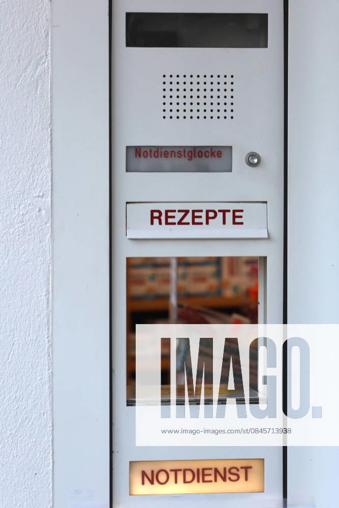 Arzneimittel im Notdienst Am Eingang zu einer Apotheke befindet sich eine geöffnete Klappe zur Versorgung mit Medikamenten durch Fachpersonal