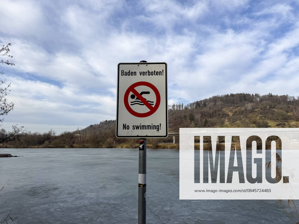 Lebensgefahr am Badesee: Die duenne Eisdecke taeuscht, Lebensgefahr am Badesee: Die Stadt warnt vor dem Betreten der unzureichenden Eisflächen. Das nicht trahgfähige Eis meiden es besteht akute Einbruchgefahr! Lorch Waldhausen Baden Württemberg Deutschland