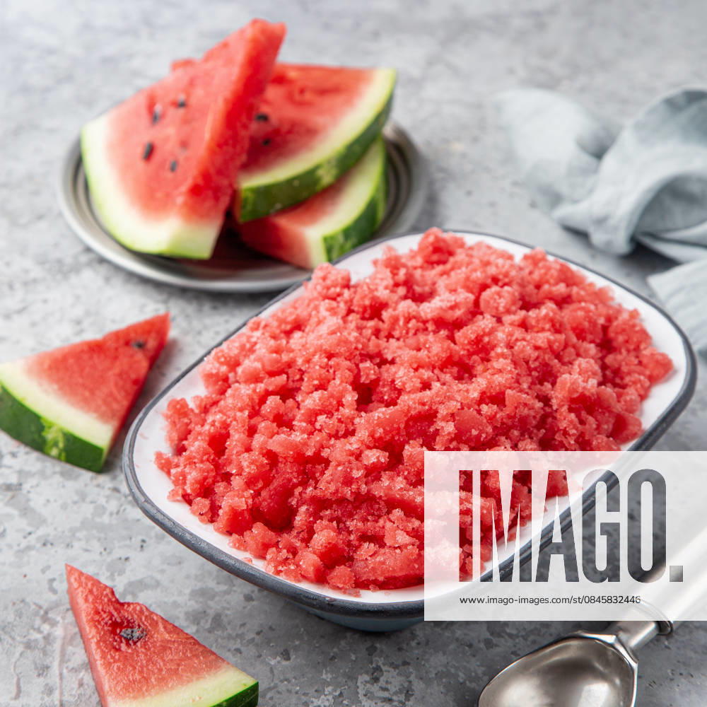 Wassermelonen-Granita oder -Sorbet watermelon granita or sorbet, selective focus, square image (License=RF)