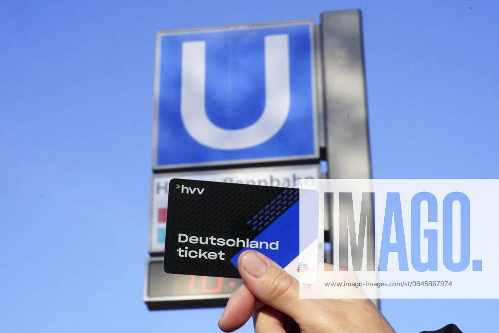 Cntv: Deutschlandtiket in der Hand vor HVV Bus und Bahnen Deutscxhe Bahn Deutschlandticket ist ein monatliches Abonnement für den gesamten deutschen ÖPNV OEPNV oeffentlichen Nahverkehr Busse, Straßenbahnen, U-Bahnen, S-Bahnen, REs, RB). Es kostet seit Januar 2026 63,00 Euro pro Monat und Fahrgast und gilt deutschlandweit Hamburg Germany