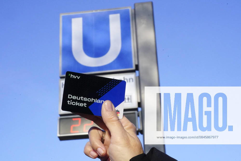 Cntv: Deutschlandtiket in der Hand vor HVV Bus und Bahnen Deutscxhe Bahn Deutschlandticket ist ein monatliches Abonnement für den gesamten deutschen ÖPNV OEPNV oeffentlichen Nahverkehr Busse, Straßenbahnen, U-Bahnen, S-Bahnen, REs, RB). Es kostet seit Januar 2026 63,00 Euro pro Monat und Fahrgast und gilt deutschlandweit Hamburg Germany