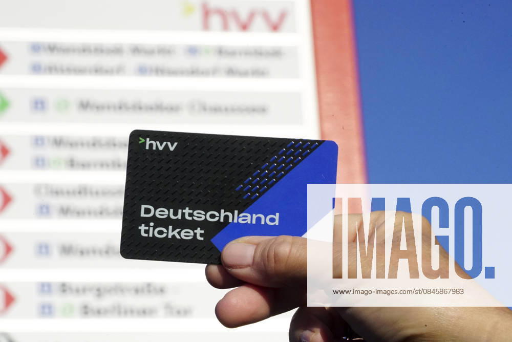 Cntv: Deutschlandtiket in der Hand vor HVV Bus und Bahnen Deutscxhe Bahn Deutschlandticket ist ein monatliches Abonnement für den gesamten deutschen ÖPNV OEPNV oeffentlichen Nahverkehr Busse, Straßenbahnen, U-Bahnen, S-Bahnen, REs, RB). Es kostet seit Januar 2026 63,00 Euro pro Monat und Fahrgast und gilt deutschlandweit Hamburg Germany
