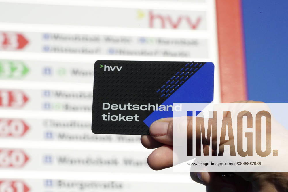 Cntv: Deutschlandtiket in der Hand vor HVV Bus und Bahnen Deutscxhe Bahn Deutschlandticket ist ein monatliches Abonnement für den gesamten deutschen ÖPNV OEPNV oeffentlichen Nahverkehr Busse, Straßenbahnen, U-Bahnen, S-Bahnen, REs, RB). Es kostet seit Januar 2026 63,00 Euro pro Monat und Fahrgast und gilt deutschlandweit Hamburg Germany
