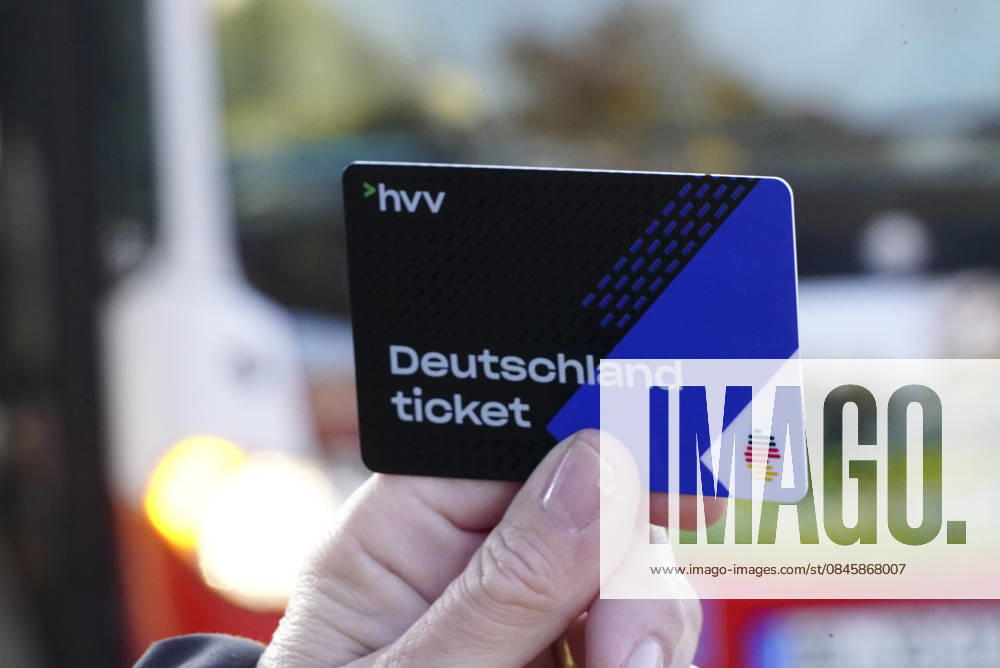 Cntv: Deutschlandtiket in der Hand vor HVV Bus und Bahnen Deutscxhe Bahn Deutschlandticket ist ein monatliches Abonnement für den gesamten deutschen ÖPNV OEPNV oeffentlichen Nahverkehr Busse, Straßenbahnen, U-Bahnen, S-Bahnen, REs, RB). Es kostet seit Januar 2026 63,00 Euro pro Monat und Fahrgast und gilt deutschlandweit Hamburg Germany