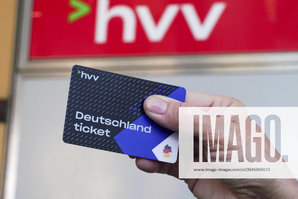 Cntv: Deutschlandtiket in der Hand vor HVV Bus und Bahnen Deutscxhe Bahn Deutschlandticket ist ein monatliches Abonnement für den gesamten deutschen ÖPNV OEPNV oeffentlichen Nahverkehr Busse, Straßenbahnen, U-Bahnen, S-Bahnen, REs, RB). Es kostet seit Januar 2026 63,00 Euro pro Monat und Fahrgast und gilt deutschlandweit Hamburg Germany