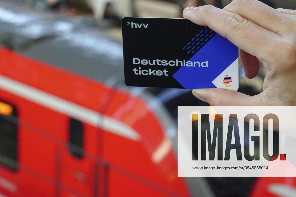 Cntv: Deutschlandtiket in der Hand vor HVV Bus und Bahnen Deutscxhe Bahn Deutschlandticket ist ein monatliches Abonnement für den gesamten deutschen ÖPNV OEPNV oeffentlichen Nahverkehr Busse, Straßenbahnen, U-Bahnen, S-Bahnen, REs, RB). Es kostet seit Januar 2026 63,00 Euro pro Monat und Fahrgast und gilt deutschlandweit Hamburg Germany