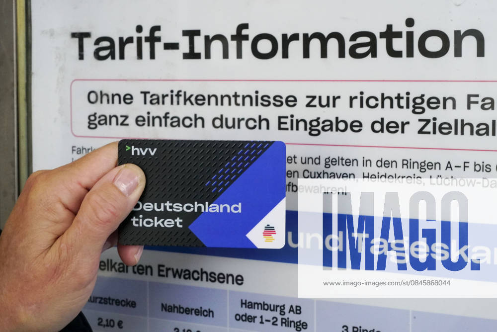 Cntv: Deutschlandtiket in der Hand vor HVV Bus und Bahnen Deutscxhe Bahn Deutschlandticket ist ein monatliches Abonnement für den gesamten deutschen ÖPNV OEPNV oeffentlichen Nahverkehr Busse, Straßenbahnen, U-Bahnen, S-Bahnen, REs, RB). Es kostet seit Januar 2026 63,00 Euro pro Monat und Fahrgast und gilt deutschlandweit Hamburg Germany