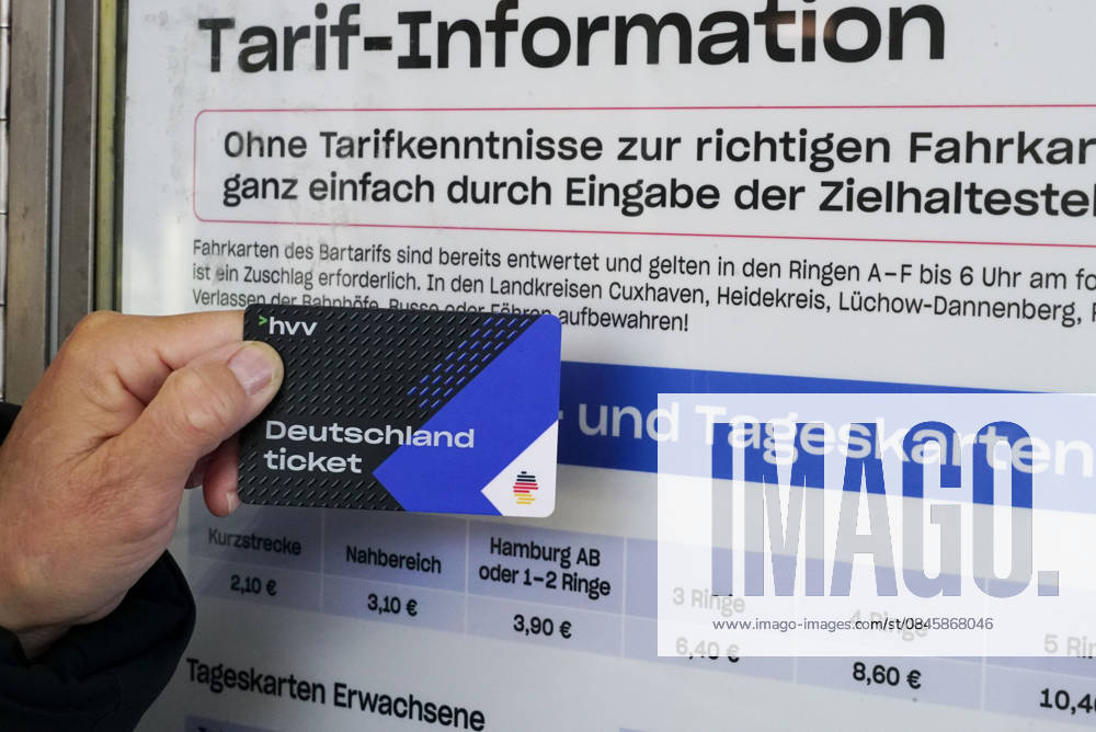 Cntv: Deutschlandtiket in der Hand vor HVV Bus und Bahnen Deutscxhe Bahn Deutschlandticket ist ein monatliches Abonnement für den gesamten deutschen ÖPNV OEPNV oeffentlichen Nahverkehr Busse, Straßenbahnen, U-Bahnen, S-Bahnen, REs, RB). Es kostet seit Januar 2026 63,00 Euro pro Monat und Fahrgast und gilt deutschlandweit Hamburg Germany