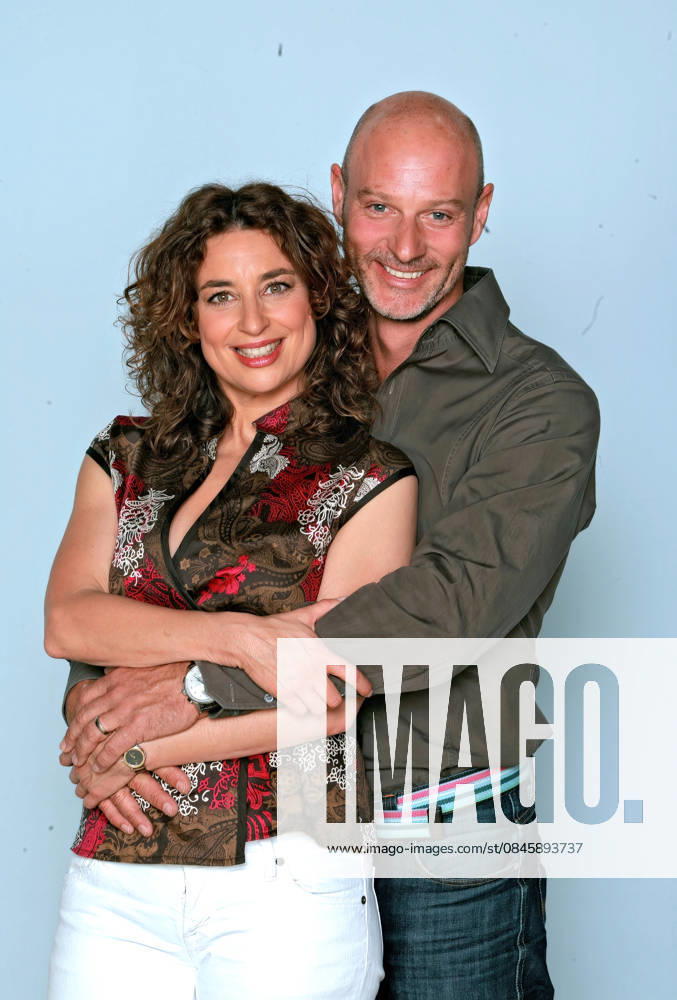 ARCHIV: Isabel Varell Schauspielerin und Sängerin Isabel Varell mit Simon Licht anläßlich Dreharbeiten zur ARD-Telenovela Rote Rosen , 2009 ARCHIVAUFNAHME, Datum geschätzt 20260118JWM1191