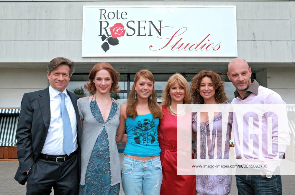 ARCHIV: Isabel Varell Schauspielerin und Sängerin Isabel Varell mit Simon Licht , Stephan Baumecker , Ulrike Kargus , Joanna Semmelrogge und Roswitha Schreiner anläßlich Dreharbeiten zur ARD-Telenovela Rote Rosen , 2009 ARCHIVAUFNAHME, Datum geschätzt 20260118JWM1194