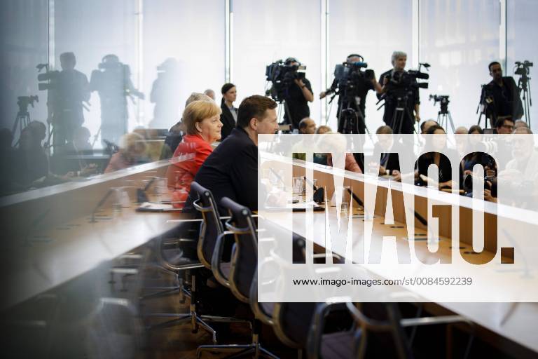 Bundeskanzlerin Angela Merkel, CDU, spricht waehrend der Bundespressekonferenz, 20.07.2018, Berlin. Neben ihr sitzt Regierungssprecher Steffen Seibert. Berlin Deutschland