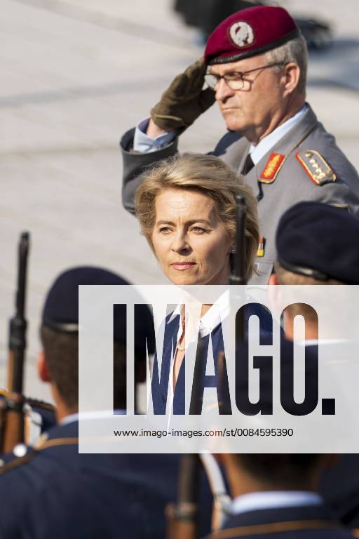 Bundeministerin der Verteidigung Ursula von der Leyen (C) und Generalinspekteur der Bundeswehr Eberhard Zorn (oben) beim Feierlichen Geloebnis am Paradenplatz im Bendlerblock im Bundesministerium der Verteidigung in Berlin am 20. Juli 2018. Die Zeremonie gedenkt auch an den Deutschen Widerstand und der gescheiterten Attentat auf Hitler von Claus Schenk Graf von Stauffenberg vom 20. Juli 1944 Feierliches Geloebnis von Rekruten in Berlin