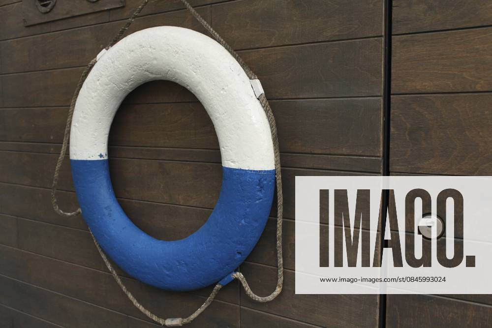 Weiß blauer Rettungsring an Bord eines Schiffes in Nahaufnahme White and blue lifebuoy on board a ship close-up