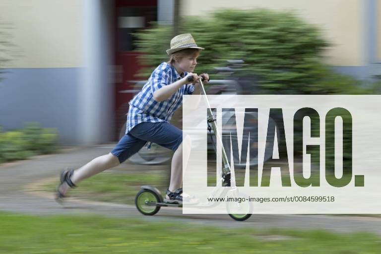 Junge fährt Roller