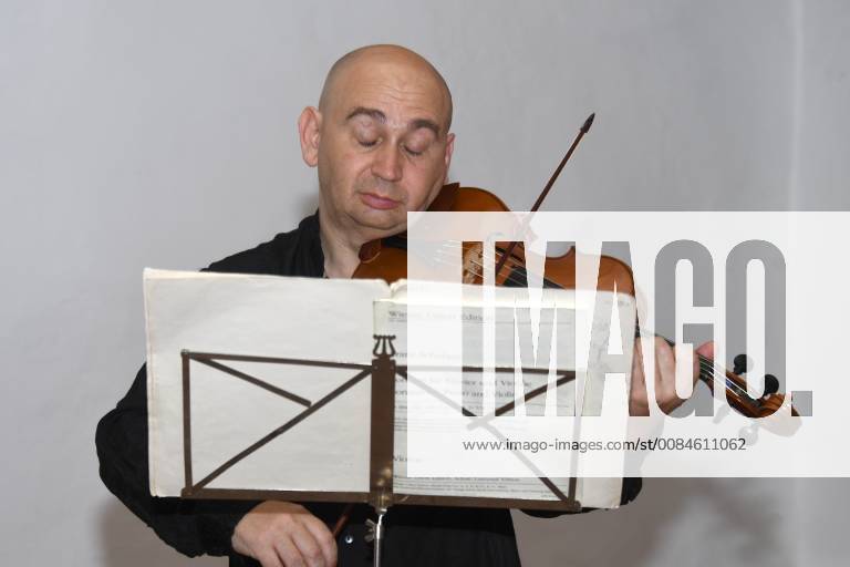 Geiger Ilja Korol übt im Klostersaal Traunkirchen für seinen Auftritt am Abend vor Publikum der Salzkammergut Festwochen Gmunden. Dieses Bild zeigt den namhaften, international gefragten russischen Geiger, Spezialist auf dem Gebeit der alten Musik Ilja Korol. Für seine musikalischen Leistungen wirde ihm 2001 die österreichische Staatsbürgerschaft verliehen. 2018 - Geiger Ilja Korol übt im Klostersaal Traunkirchen für seinen Auftritt am Abend vor Publikum der Salzkammergut Festwochen Gmunden