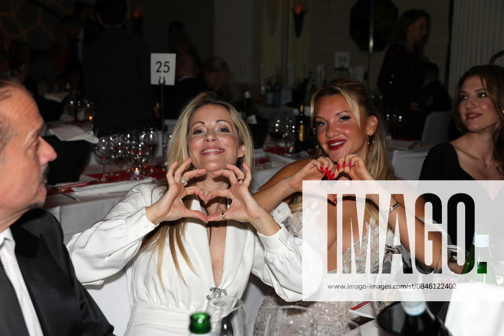 Deutscher Filmball 2026 Evelyn Burdecki (deutsche Reality-TV-Teilnehmerin) und Andrea Kaiser (deutsche Fernsehmoderatorin und Schauspielerin) formen mit ihren Fingern ein Herz im Ballsaal bei der After Show Party. 50. Deutscher Filmball 2026 am 24.01.2026 im Hotel Bayerischer Hof in München. Bayern, Deutschland.