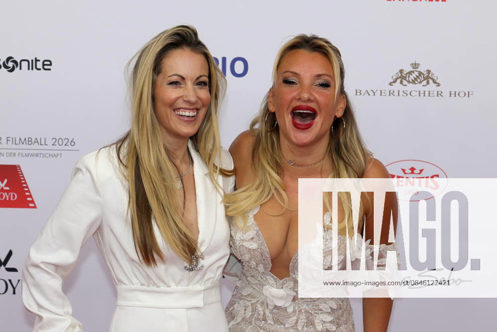 Deutscher Filmball 2026 Evelyn Burdecki (deutsche Reality-TV-Teilnehmerin) und Andrea Kaiser ganz in weiss (deutsche Fernsehmoderatorin und Schauspielerin) auf dem roten Teppich. Deutscher Filmball 2026 am 24.01.2026 im Hotel Bayerischer Hof in München. Bayern, Deutschland.