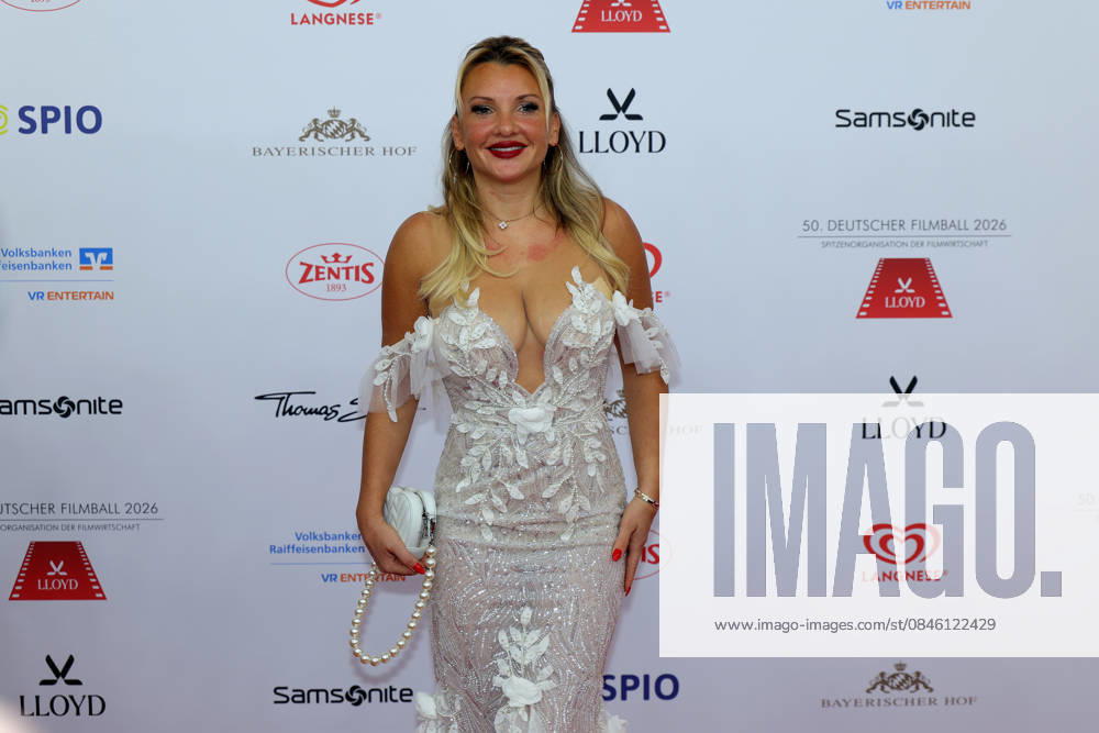 Deutscher Filmball 2026 Evelyn Burdecki (deutsche Reality-TV-Teilnehmerin) in einer weissen, schulterfreien und wunderschön bestickten Robe auf dem roten Teppich. Deutscher Filmball 2026 am 24.01.2026 im Hotel Bayerischer Hof in München. Bayern, Deutschland.