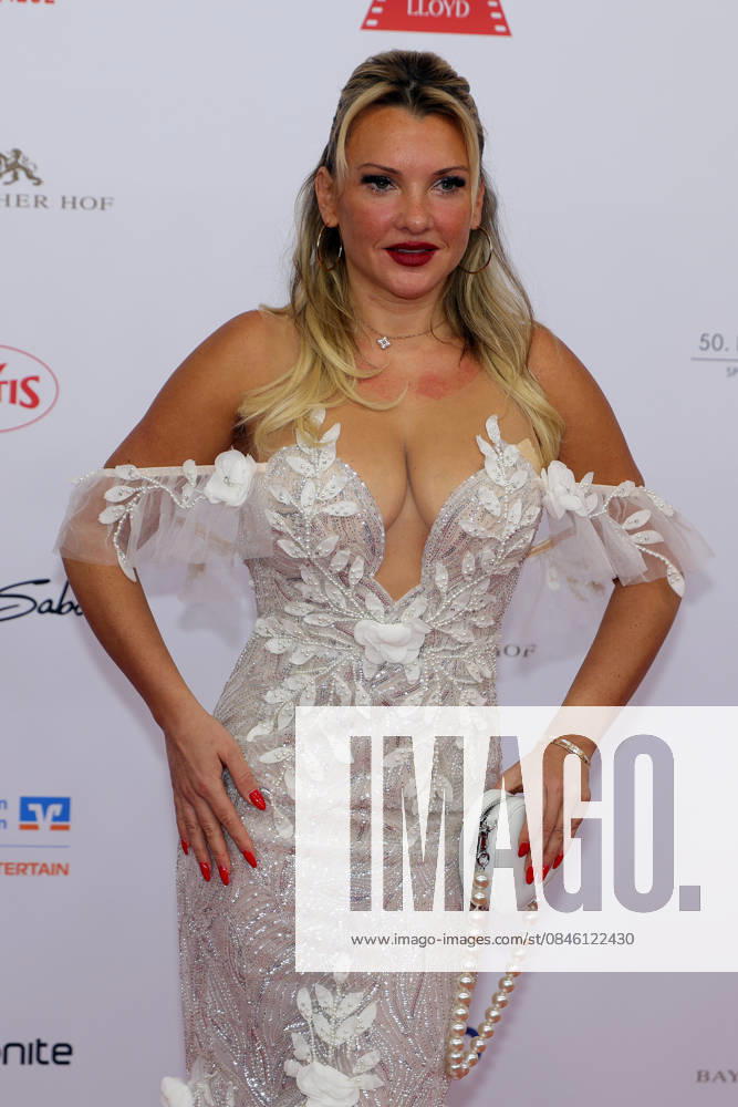 Deutscher Filmball 2026 Evelyn Burdecki (deutsche Reality-TV-Teilnehmerin) in einer weissen, schulterfreien und wunderschön bestickten Robe auf dem roten Teppich. Deutscher Filmball 2026 am 24.01.2026 im Hotel Bayerischer Hof in München. Bayern, Deutschland.