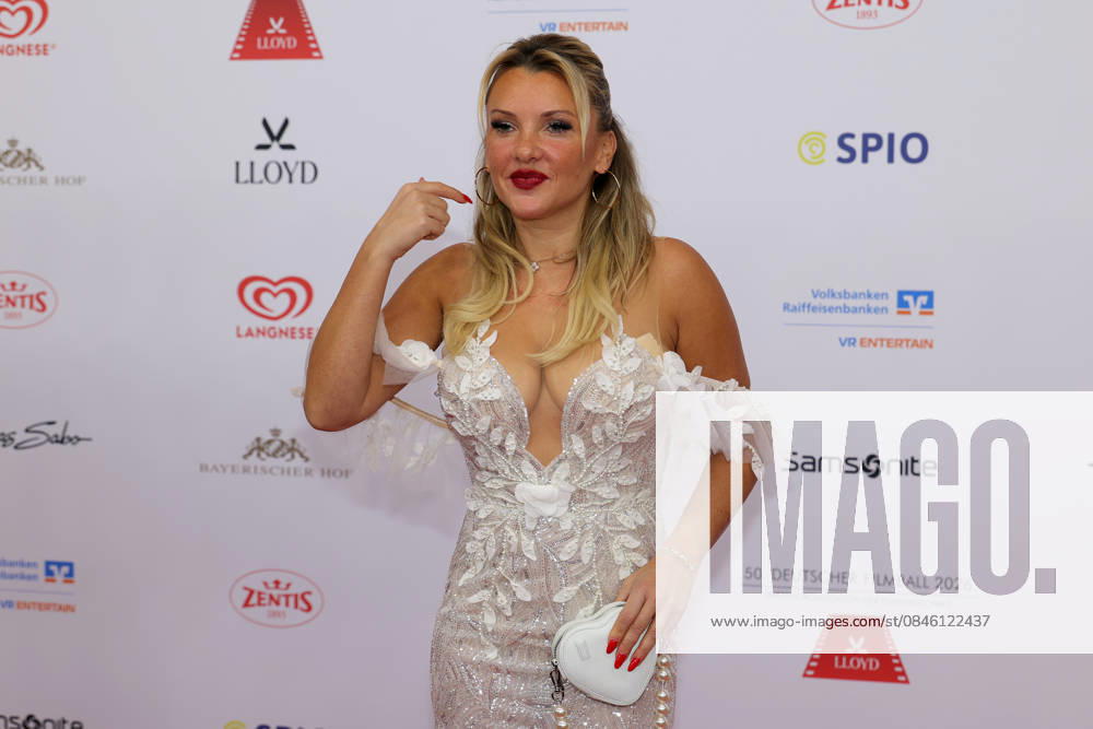Deutscher Filmball 2026 Evelyn Burdecki (deutsche Reality-TV-Teilnehmerin) in einer weissen, schulterfreien und wunderschön bestickten Robe auf dem roten Teppich. Deutscher Filmball 2026 am 24.01.2026 im Hotel Bayerischer Hof in München. Bayern, Deutschland.