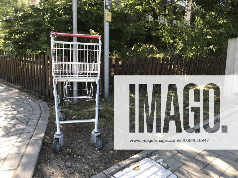 Abgestellter Einkaufswagen an einer Straße 22.06.2018