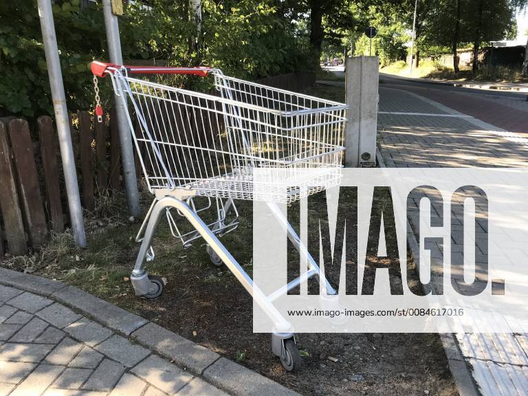 Abgestellter Einkaufswagen an einer Straße 22.06.2018