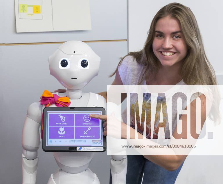 Dioezesan-Caritasverband und Uni Siegen informieren am 09.07.18 in Koeln ueber Robotik in der Altenpflege: Zu den vorgestellten digitalen Unterstuetzungssystemen gehoert auch der humanoide Roboter Robbie vom Typ Pepper, hier mit der auszubildenen Altenpflegerin Mariia Maksina. Robbie kann Memory spielen, tanzen und an Termine erinnern. Der humanoide Roboter vom Typ Pepper wurde von Wissenschaftlern der Universitaet Siegen und der Fachhochschule Kiel programmiert und soll unterstuetzend in Altenheimen zum Einsatz kommen. In Koeln stellten sie das Projekt den Altenpflege-Auszubildenden der Caritas vor. (Siehe epd-Bericht vom 23.07.18) Roboter sollen bald in der Altenpflege unterstuetzen