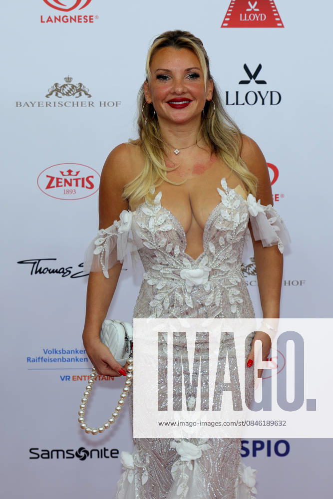 Deutscher Filmball 2026 Evelyn Burdecki (deutsche Reality-TV-Teilnehmerin) in einer weissen, schulterfreien und wunderschön bestickten Robe auf dem roten Teppich. Deutscher Filmball 2026 am 24.01.2026 im Hotel Bayerischer Hof in München. Bayern, Deutschland.