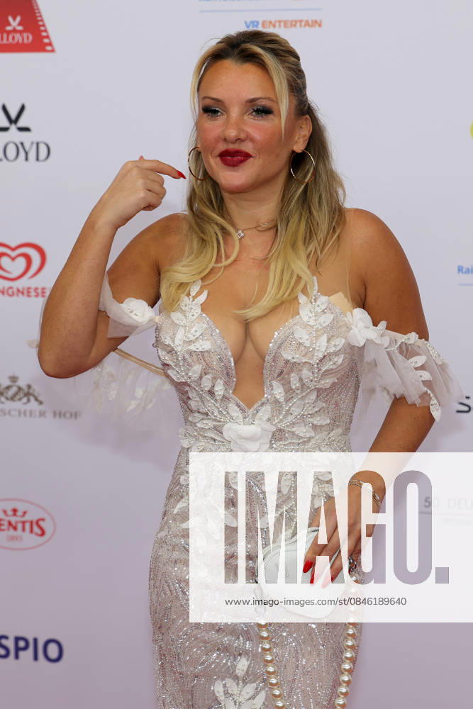 Deutscher Filmball 2026 Evelyn Burdecki (deutsche Reality-TV-Teilnehmerin) in einer weissen, schulterfreien und wunderschön bestickten Robe auf dem roten Teppich. Deutscher Filmball 2026 am 24.01.2026 im Hotel Bayerischer Hof in München. Bayern, Deutschland.