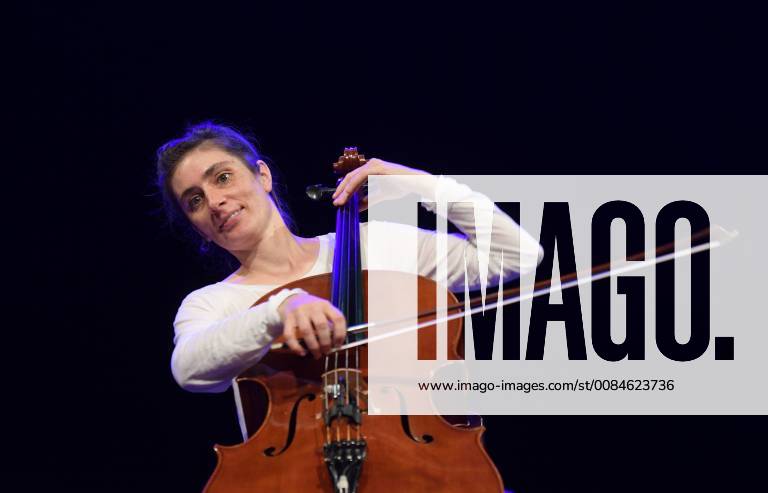 Jazzkonzert des Trios Anna Lang, Alois Eberl und Luis Ribeiro mit dem Titel Sinfonia de Carnaval , im Stadttheater Gmunden im Rahmen der Salzkammergut Festwochen Gmunden 2018. Dieses Bild zeigt die Cellistin Anna Lang 2018 - Jazzkonzert des Trios Anna Lang, Alois Eberl und Luis Ribeiro mit dem Titel Sinfonia de Carnaval , im Stadttheater Gmunden im Rahmen der Salzkammergut Festwochen Gmunden 2018